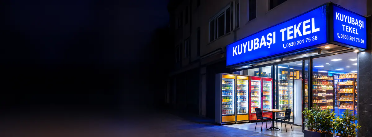 Kuyubaşı Tekel’in Feneryolu’ndaki mağazası: mavi ışıklı tabela ve aydınlık vitrin